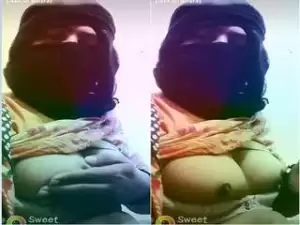Today Exclusive-Desi Girl Showing her Boobs