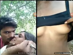 Today Exclusive- Desi Lover Kissing And Gf Showing her Boobs