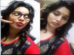 Today Exclusive- Sexy Tamil Girl Showing Her Boobs