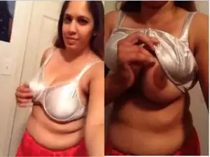 Today Exclusive- Sexy Desi Bhabhi Showing Her Boob