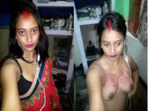 Exclusive- Indian Bhabhi Showing Her Boobs
