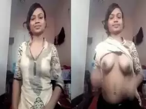 Today Exclusive-Sexy Desi Girl Showing Her Boobs