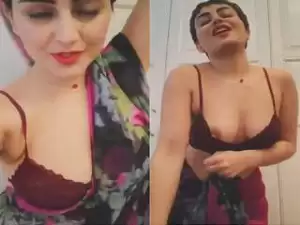Today Exclusive-Hot Desi Girl Showing her Boob In Dance Video
