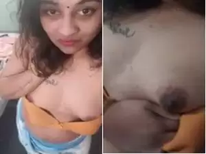 Today Exclusive- Horny Desi Bhabhi Showing her Boobs