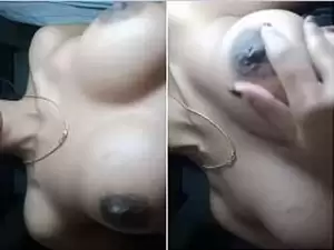 Today Exclusive-  Sexy Desi Girl Showing Her Boobs