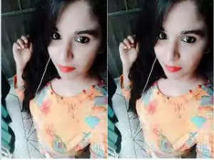 Today Exclusive- Sexy Desi Girl Showing Her Boobs to Lover