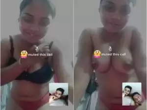 Today Exclusive- Desi Randi Bhabhi SHowing Her Boobs To Customers