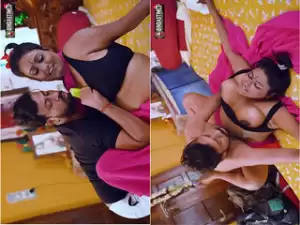 Today Exclusive-Desi Bade Bade Kadu Jaisi Dudh Sabjiwali Bhabhiji Ko dekh Ghar ka Malik Khud Ko Chodne se Rok Nahi Saka