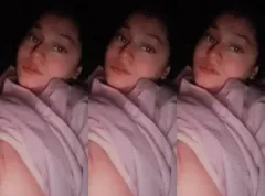 Desi girl showing boobs and fingering hard